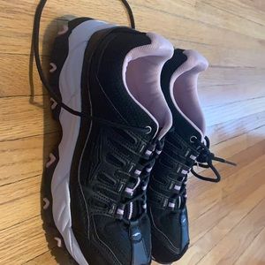 Color blank and white and pink size 81/2 in good condition the brand is Avia